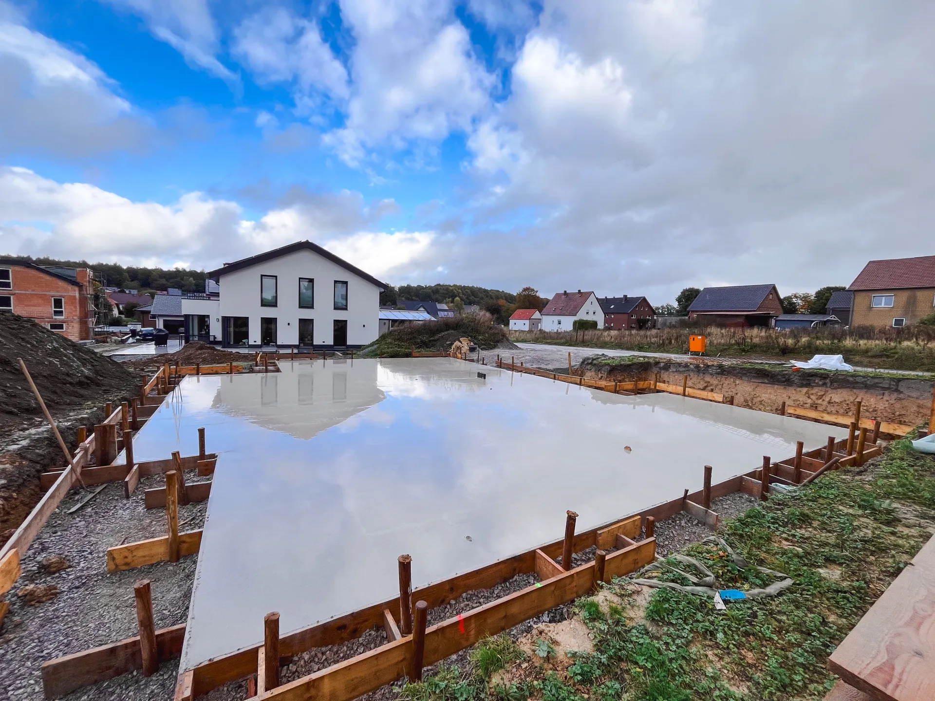 Frisch gegossene Bodenplatte für Neubau im Hochsauerlandkreis, Dülme Bau GmbH