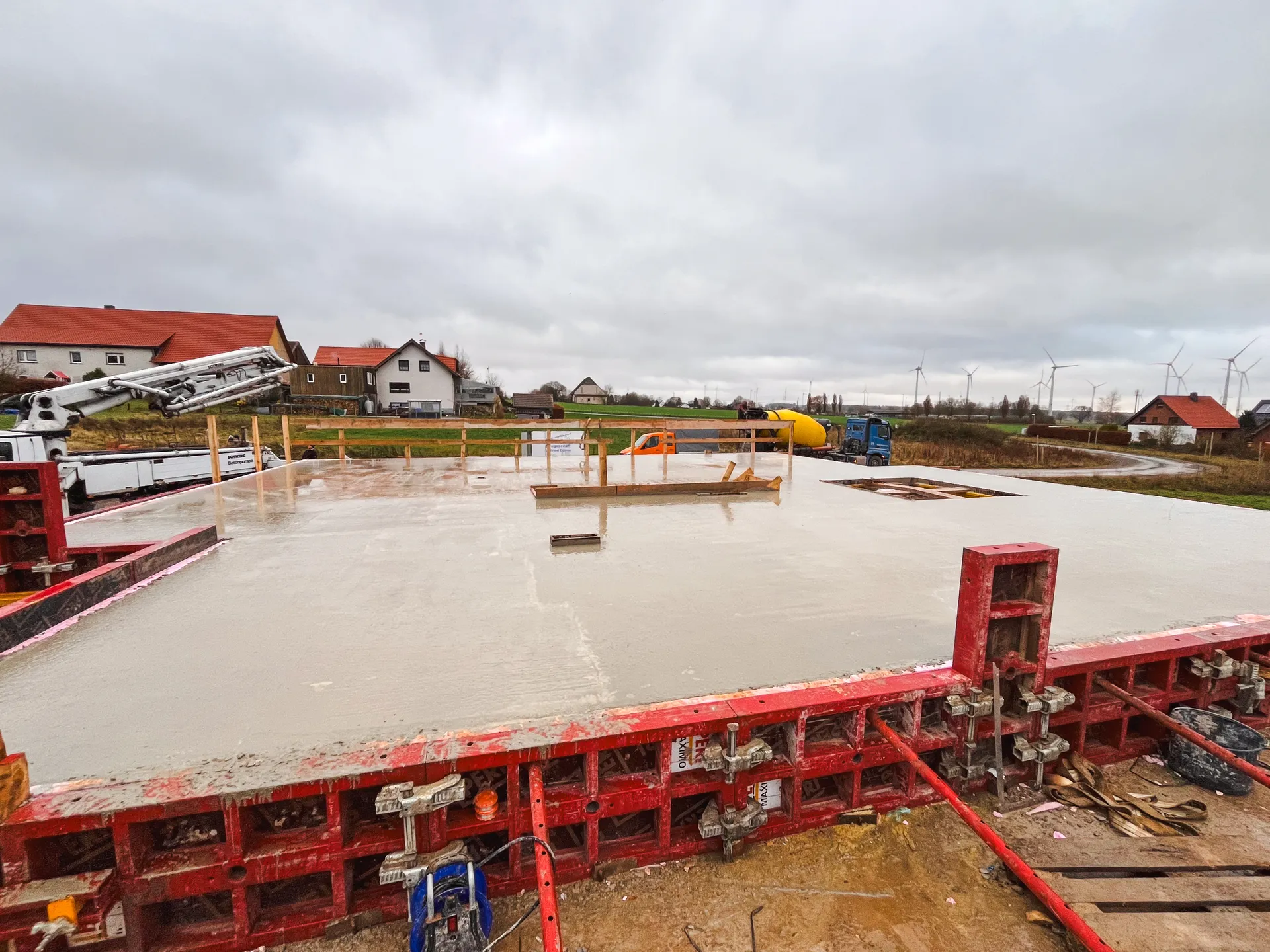 Frisch betonierte Geschossdecke auf einer Baustelle, Betonarbeiten Dülme Bau Marsberg