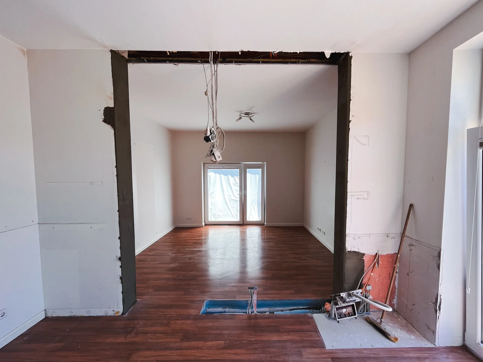 Wanddurchbruch mit Stahlträgern im Bestandsgebäude, Umbau und Sanierung Dülme Bau