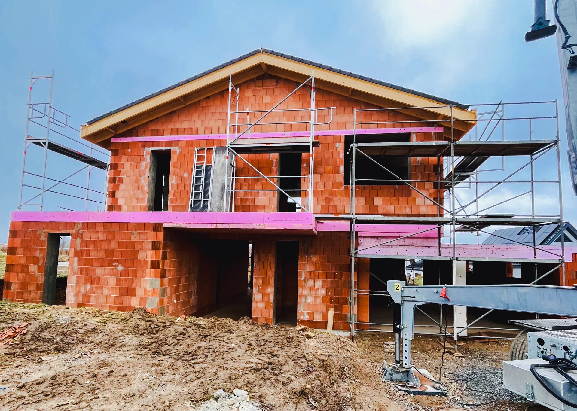 Rohbau Einfamilienhaus mit Gerüst und Mauerwerk aus Planziegel in Meerhof