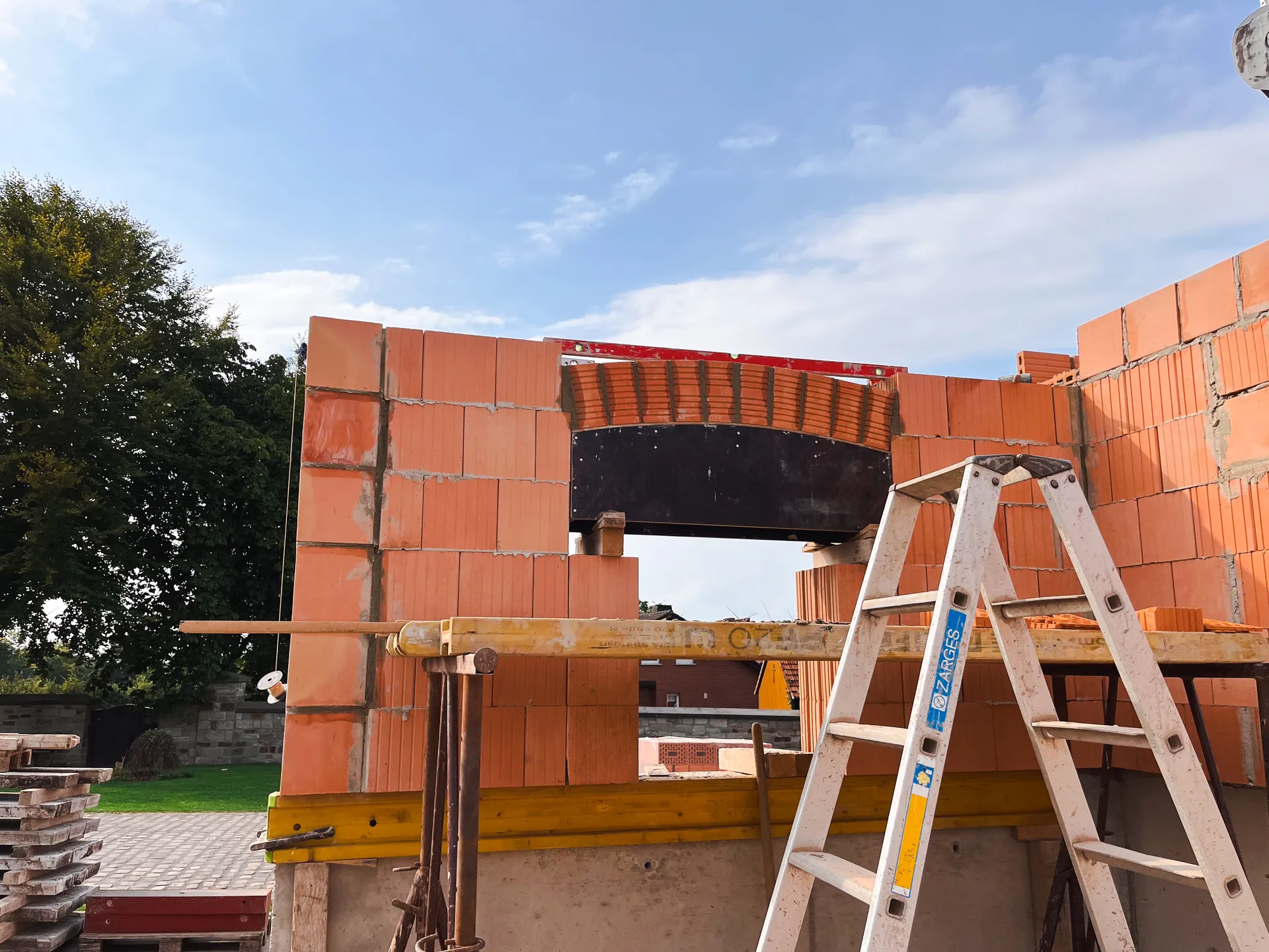 Mauerwerk mit Sturz und Leiter auf Baustelle, Maurerarbeiten Dülme Bau Hochsauerlandkreis