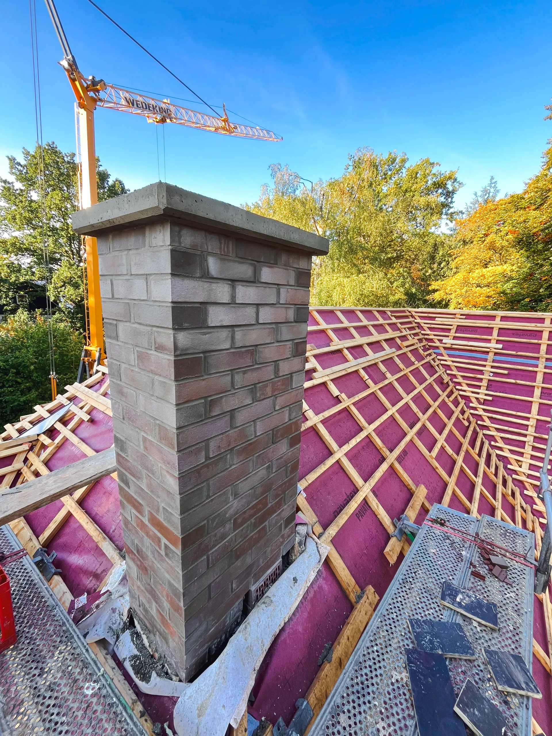 Schornsteinkopf gemauert auf Dachstuhl mit Kran, Klinkerarbeiten Dülme Bau