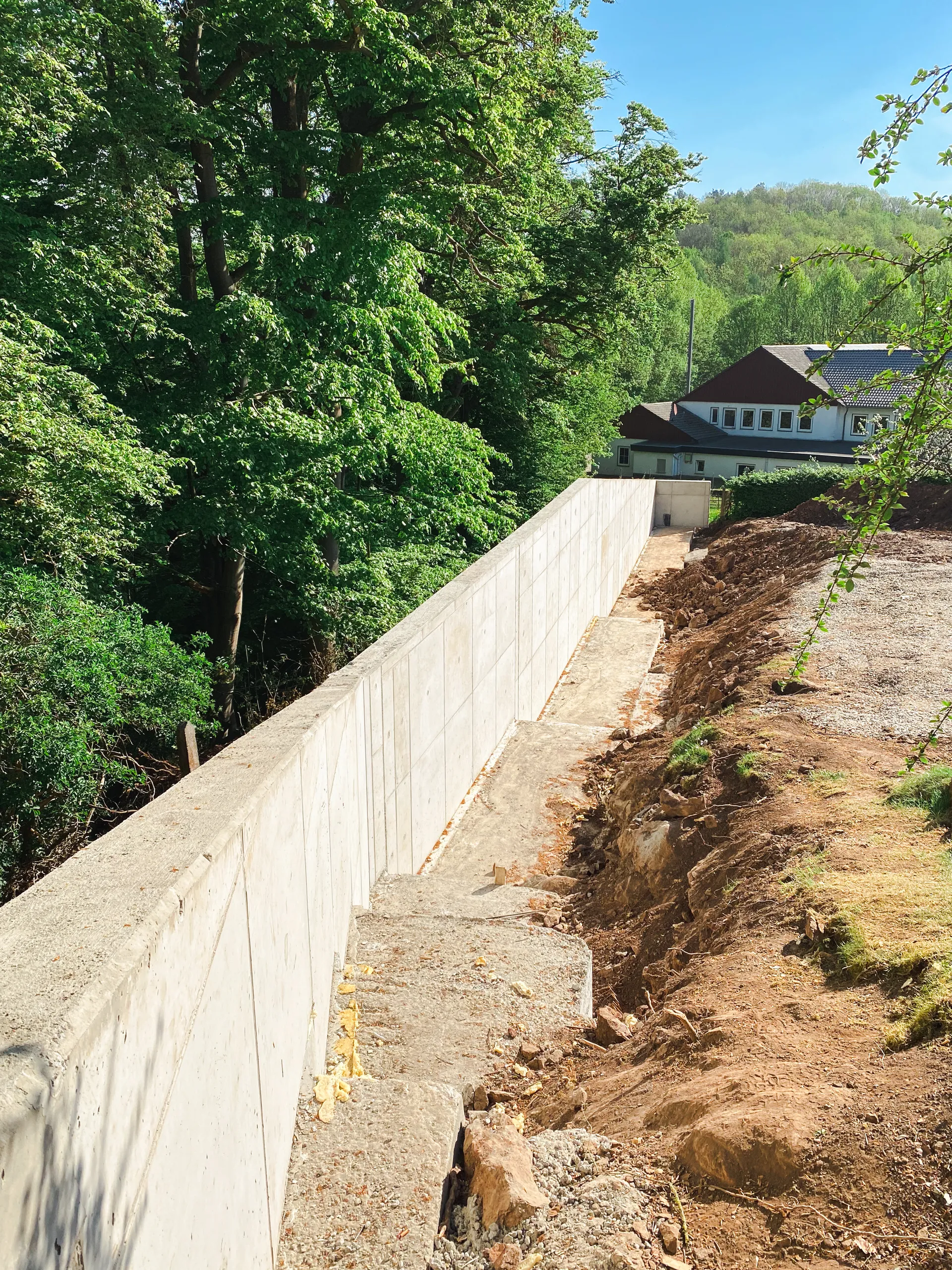 Betonmauer als Grundstücksabgrenzung in Padberg, Tiefbau und Mauerwerk Dülme Bau